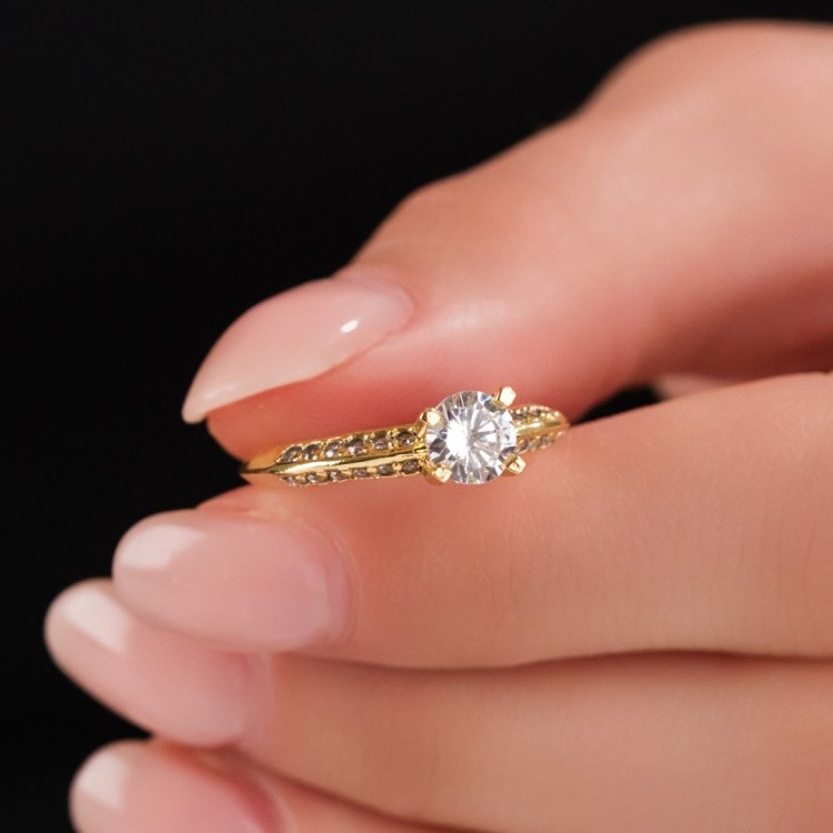 Kadın Tektaş Model Toptan Yüzük | Kararmaz Gold Renk, 8 Numara, 19 mm İç Çaplı Kadın Tektaş Model Toptan Yüzük | Kararmaz Gold Renk, 8 Numara, 19 mm İç Çaplı