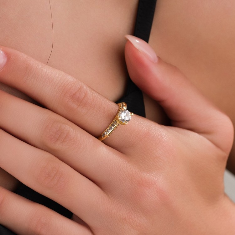 Kadın Tektaş Model Toptan Yüzük | Kararmaz Gold Renk, 8 Numara, 19 mm İç Çaplı Kadın Tektaş Model Toptan Yüzük | Kararmaz Gold Renk, 8 Numara, 19 mm İç Çaplı
