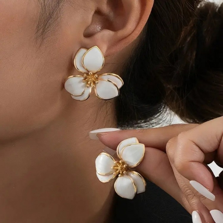 Büyük Çiçek Model Küpe, Sedefli Beyaz Renk & Gold Detaylı, Kararmaz Antialerjik Büyük Çiçek Model Küpe, Sedefli Beyaz Renk & Gold Detaylı, Kararmaz Antialerjik