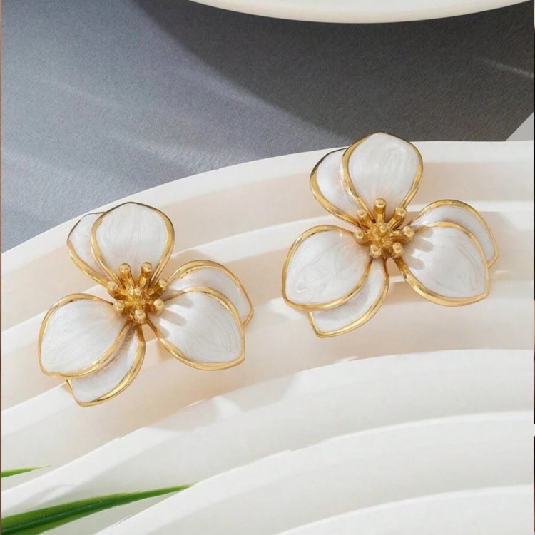 Büyük Çiçek Model Küpe, Sedefli Beyaz Renk & Gold Detaylı, Kararmaz Antialerjik Büyük Çiçek Model Küpe, Sedefli Beyaz Renk & Gold Detaylı, Kararmaz Antialerjik