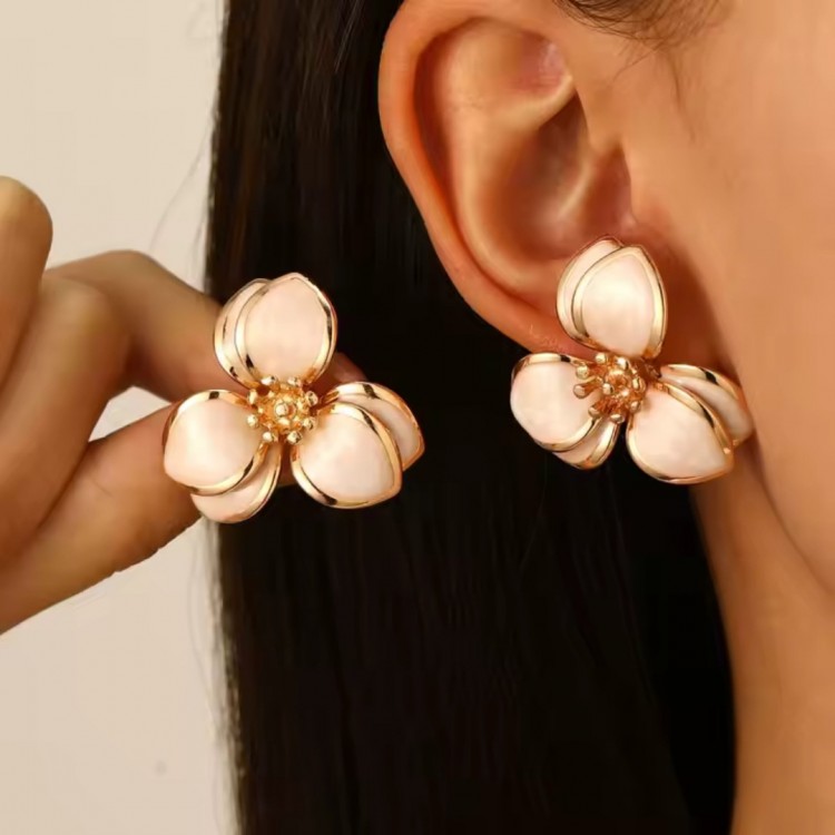 Büyük Çiçek Model Küpe, Sedefli Beyaz Renk & Gold Detaylı, Kararmaz Antialerjik Büyük Çiçek Model Küpe, Sedefli Beyaz Renk & Gold Detaylı, Kararmaz Antialerjik